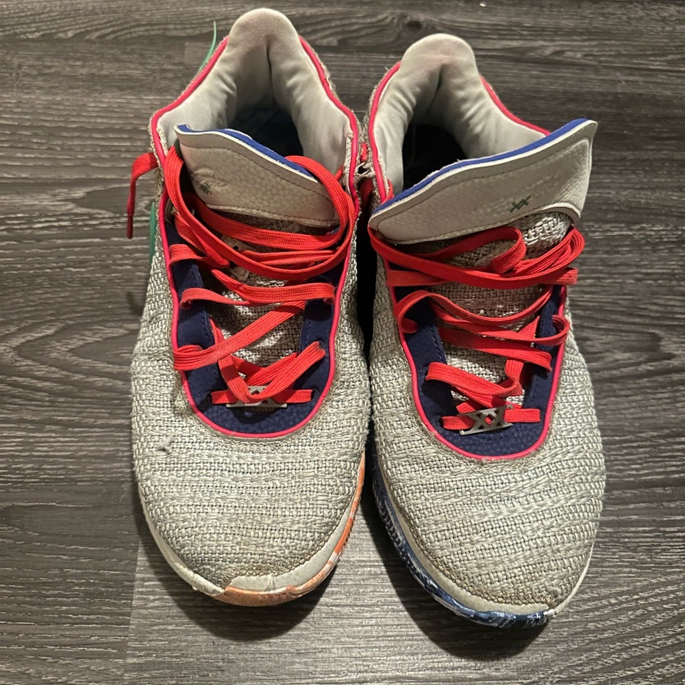 Men’s basketball sneakers